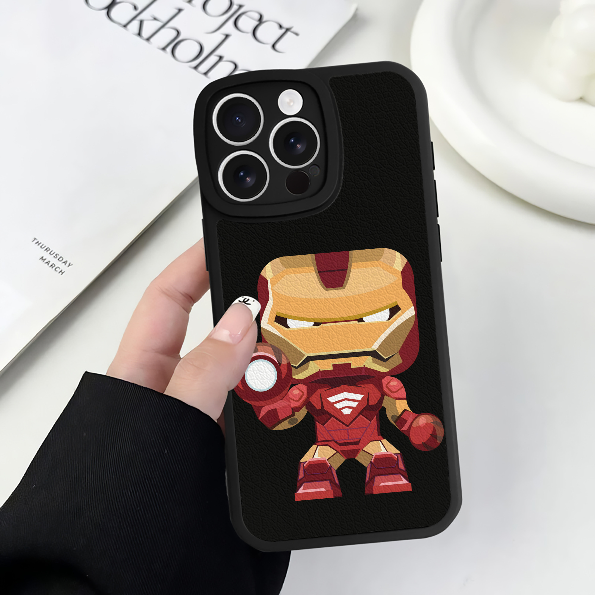 （画像用） アベンジャーズ The Avengers 【iPhone 16シリーズ対応】シリコンスマホケース（レザー調） 材質：シリコン